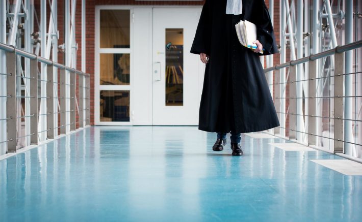 wandelende rechter of advocaat – Copy